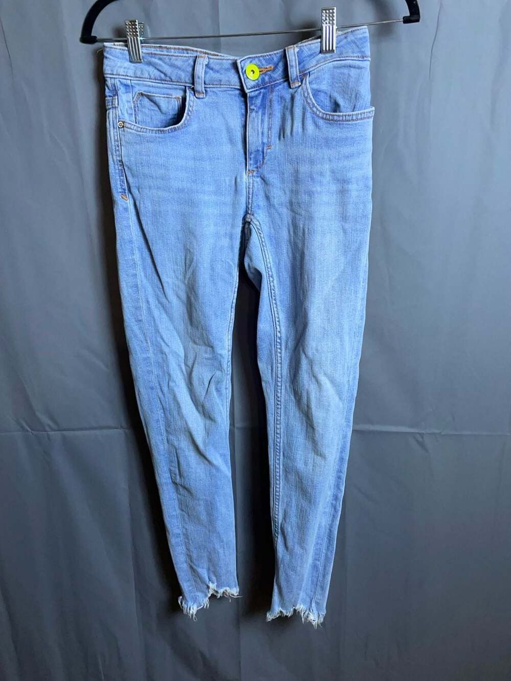 ZARA Light Wash High-Rise Skinny Jeans Raw Frayed Hem Lime Green Button size 6
